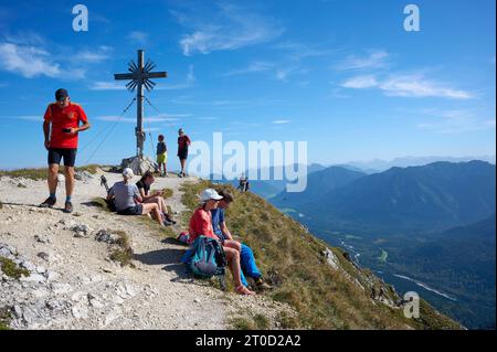 Randonneur au sommet de la grosse Klammspitze, Alpes d'Ammergau, haute-Bavière, Bavière, Allemagne Banque D'Images