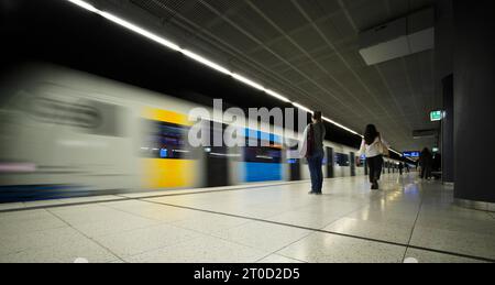 Métro arrivant S-Bahn, train, génération 2023, arrêt, station Stadtmitte, transports en commun, effet de mouvement, voyageurs, Stuttgart Banque D'Images