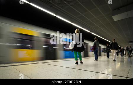 Métro arrivant S-Bahn, train, génération 2023, arrêt, station Stadtmitte, transports en commun, effet de mouvement, voyageurs, Stuttgart Banque D'Images