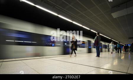 Métro arrivant S-Bahn, train, génération 2023, arrêt, station Stadtmitte, transports en commun, effet de mouvement, voyageurs, Stuttgart Banque D'Images