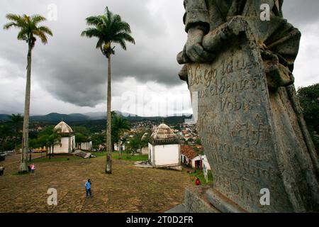 Vue sur les chapelles de la Basilique do BOM Jesus de Matosinhos avec les statues des prophètes par Aleijadinho à Congonhas, Minas Gerais, Brésil. Banque D'Images