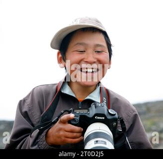 Portrait d'un jeune adolescent dans le petit village d'Itilleq, Groenland. Banque D'Images