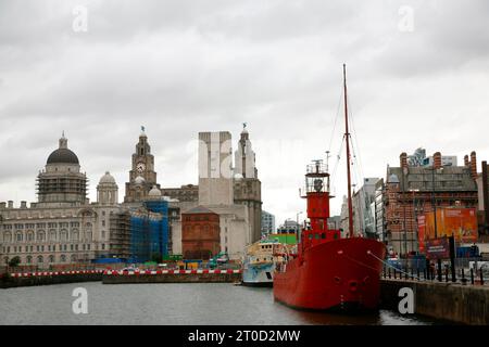 Le bateau léger rouge au quai de conserve à côté du quai Albert avec le bâtiment du foie en arrière-plan, Liverpool, Angleterre, Royaume-Uni Banque D'Images