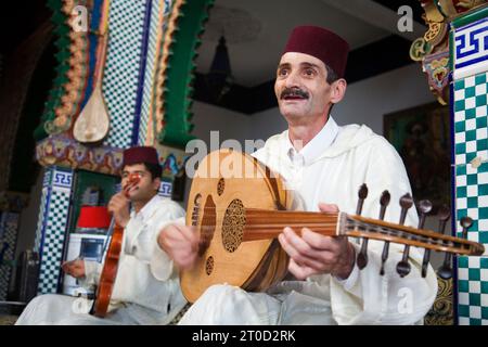 Musiciens jouant au Marhaba Palace, un luxueux restaurant Palace dans la vieille ville. Tanger. Maroc Banque D'Images