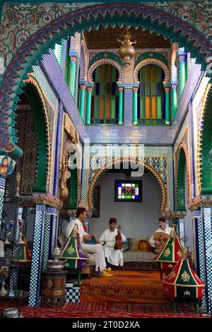 Musiciens jouant au Marhaba Palace, un luxueux restaurant Palace dans la vieille ville. Tanger. Maroc Banque D'Images