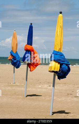 Parasols colorés sur la plage de Deauville. Normandie, France. Banque D'Images