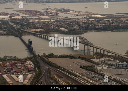 Vue aérienne du Newark Bay Bridge et du Railroad Bridge Banque D'Images