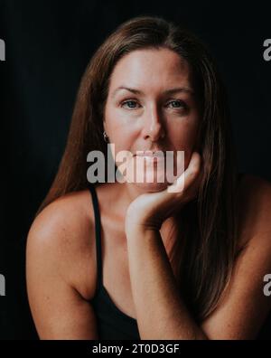 Gros plan portrait d'une femme mûre heureuse avec de longs cheveux bruns. Banque D'Images
