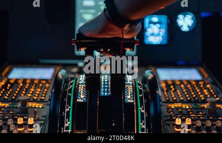 Main d'un pilote sur les leviers de puissance d'un avion de ligne. Vue cockpit Banque D'Images