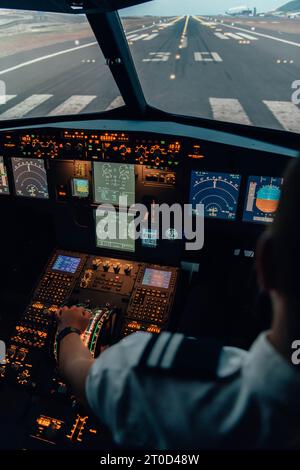 Vue depuis le cockpit d'un simulateur d'avion commercial Banque D'Images