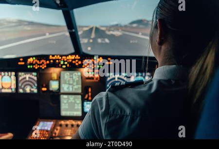 Femme pilote méconnaissable sur le cockpit d'un avion Banque D'Images