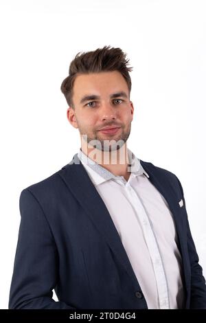 Un beau jeune homme, vêtu d'un costume tranchant, sourit, dans un captivant gros plan sur la tête et les épaules Banque D'Images