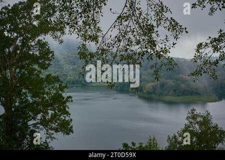 Bali Twin Lakes Viewpoint surplombe le lac Tamblingan et le lac Buyan à Munduk, Bali Indonésie. Banque D'Images