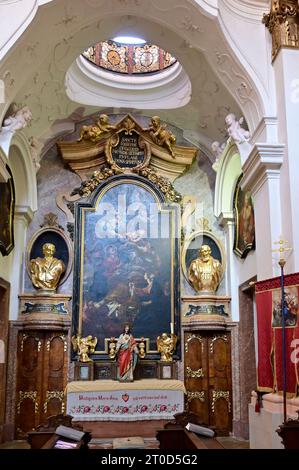 Dürnstein, Basse-Autriche, Autriche. Vue intérieure de la collégiale. Statue de Jésus devant un tableau historique Banque D'Images