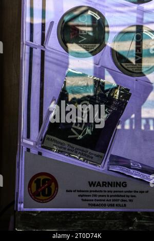 Nakuru, Kenya. 06 octobre 2023. Une vue de la marque de nicotine Velo de British American Tobacco (BAT) sur une étagère dans un bar à Nakuru. Le Parlement kenyan débat de l'imposition d'une interdiction de la marque Velo de sachets de nicotine fabriqués en Hongrie par British American Tobacco, avec des préoccupations découlant de la dépendance à la substance et des effets nocifs potentiels sur la santé des utilisateurs. Crédit : SOPA Images Limited/Alamy Live News Banque D'Images