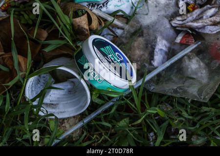 Nakuru, Kenya. 06 octobre 2023. Un récipient en plastique jeté de la marque de nicotine Velo de British American Tobacco (BAT) est vu parmi les déchets. Le Parlement kenyan débat de l'imposition d'une interdiction de la marque Velo de sachets de nicotine fabriqués en Hongrie par British American Tobacco, avec des préoccupations découlant de la dépendance à la substance et des effets nocifs potentiels sur la santé des utilisateurs. (Photo de James Wakibia/SOPA Images/Sipa USA) crédit : SIPA USA/Alamy Live News Banque D'Images