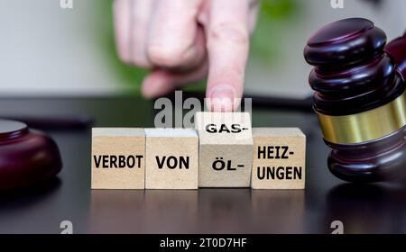 Les cubes de bois forment l'expression allemande « Verbot von Gas und Oelheizungen » (interdiction des systèmes de chauffage au pétrole et au gaz). Banque D'Images