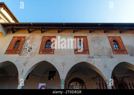 Cloître du presbytère de la cathédrale, Novara, Piémont, Italie, XVème siècle. La cathédrale de Novara dédiée à l'Assomption de la Vierge Marie (Catted Banque D'Images