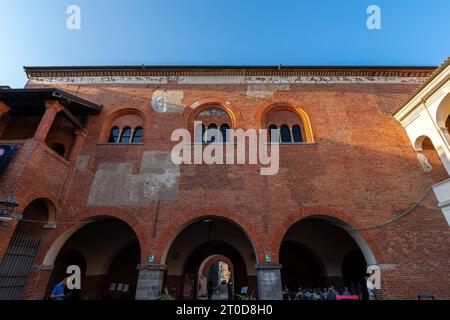 Cloître du presbytère de la cathédrale, Novara, Piémont, Italie, XVème siècle. La cathédrale de Novara dédiée à l'Assomption de la Vierge Marie (Catted Banque D'Images