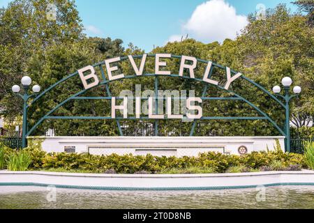 Panneau Beverly Hills. Panneau emblématique situé sur Santa Monica Boulevard dans le Beverly Gardens Park, Beverly Hills, Los Angeles, Californie, États-Unis. Banque D'Images