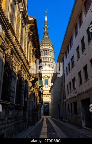 Vue de la Basilique de San Gaudenzo à Novara, vue depuis la via Pier Lombardo. La Basilique de San Gaudenzo est une église de style néoclassique. Repéré i Banque D'Images