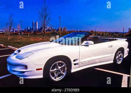 Blanc Pontiac Firebird Trans Am 1999 cabriolet, série 4, garé devant le World Trade Centre Skyline, New York, États-Unis Banque D'Images