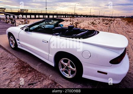 Blanc Pontiac Firebird Trans Am 1999 cabriolet, modèle série 4, garé sur friche, New York, États-Unis Banque D'Images