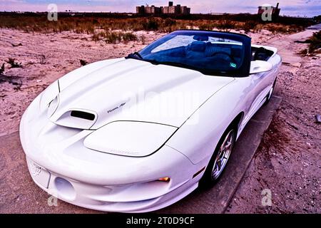 Blanc Pontiac Firebird Trans Am 1999 cabriolet, modèle série 4, garé sur friche, New York, États-Unis Banque D'Images