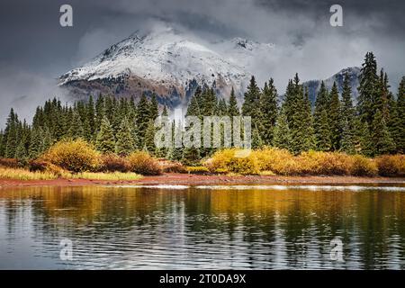 Lac Molas et montagnes enneigées, montagnes San Juan, Colorado, États-Unis Banque D'Images