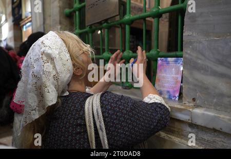 Religieuses juives prient du côté israélien du cénotaphe d'Abraham à l'intérieur du Tombeau des Patriarches, connu des Juifs par son nom biblique Grotte de Machpelah et des musulmans comme al-Haram al-Ibrahimi, un site qui est censé être le dernier lieu de repos du prophète Abraham, une figure sainte pour les juifs et les musulmans, situé au cœur de la vieille ville à Hébron, Israël. Banque D'Images