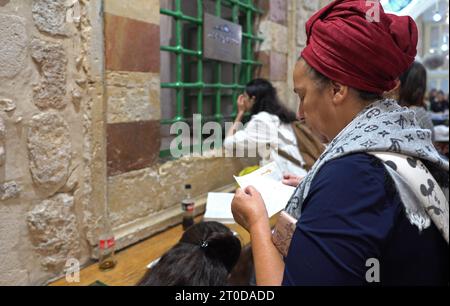 Religieuses juives prient du côté israélien du cénotaphe de Jacob ou Yaakov à l'intérieur du Tombeau des Patriarches, connu des Juifs par son nom biblique Grotte de Machpelah et des musulmans comme al-Haram al-Ibrahimi, un site qui est censé être le dernier lieu de repos du prophète Abraham, une figure sainte pour les juifs et les musulmans, situé au cœur de la vieille ville à Hébron, Israël. Banque D'Images