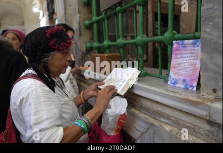 Les religieuses juives prient du côté israélien du cénotaphe d'Abraham que les Juifs et les Musulmans considèrent comme le lieu de sépulture d'Abraham biblique à l'intérieur du Tombeau des Patriarches, connu des Juifs sous son nom biblique Grotte de Machpéla et des Musulmans sous le nom d'al-Haram al-Ibrahimi, un site qui est censé être le dernier lieu de repos du prophète Abraham, une figure sainte pour les juifs et les musulmans, situé au cœur de la vieille ville à Hébron, Israël. Banque D'Images