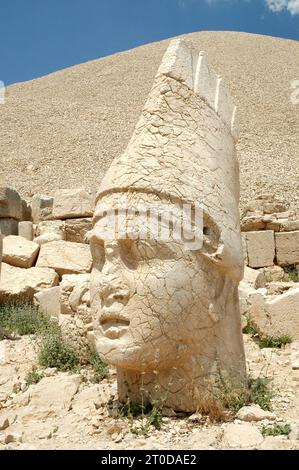 Dieu géant se dirige sur le mont Nemrut.Anatolie, Turquie.Anciennes statues en pierre colossale représentant des figures mythologiques légendaires Banque D'Images