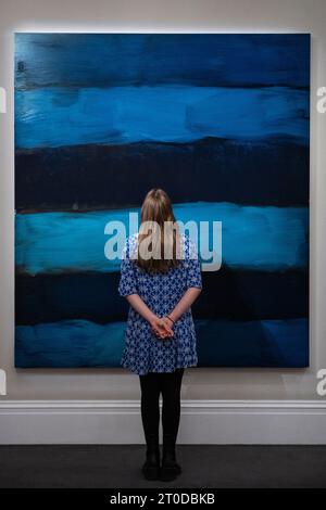 Londres, Royaume-Uni. 6 octobre 2023. Un membre du personnel voit 'fixe Darkest', 2018, par Sean Sully (600,000 GBP - 800,000) lors d'un aperçu des temps forts de Sotheby's Frieze week 20th and 21st Century & Contemporary Art Auctions. Les lots seront mis aux enchères dans les galeries Sotheby's New Bond Street les 12 et 13 octobre. Crédit : Stephen Chung / Alamy Live News Banque D'Images