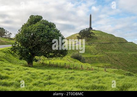 Obélisque au sommet de la colline One Tree Hill. Auckland, Nouvelle-Zélande. Banque D'Images