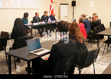 Michal Szczerba, Président par intérim de l’Assemblée parlementaire de l’OTAN, Mads Fuglede, Chef de la délégation danoise auprès de l’Assemblée parlementaire de l’OTAN et Ruxandra Popa, Secrétaire général de l’Assemblée parlementaire de l’OTAN, lors d’une conférence de presse donnée la veille de la tenue de l’Assemblée parlementaire par l’OTAN à Bella Center Copenhague, Danemark, vendredi octobre 6, 2023 Banque D'Images