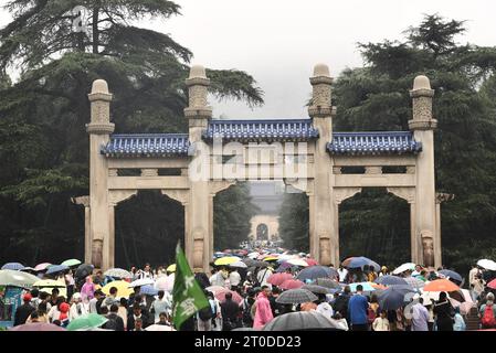 Les touristes bravent la pluie pour visiter le mausolée de Sun Yat-sen à Nanjing, province du Jiangsu, Chine, 3 octobre 2023. Selon le centre de données du M Banque D'Images