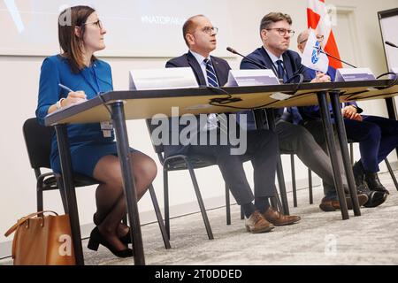 Michal Szczerba, Président par intérim de l’Assemblée parlementaire de l’OTAN, Mads Fuglede, Chef de la délégation danoise auprès de l’Assemblée parlementaire de l’OTAN et Ruxandra Popa, Secrétaire général de l’Assemblée parlementaire de l’OTAN, lors d’une conférence de presse donnée la veille de la tenue de l’Assemblée parlementaire par l’OTAN à Bella Center Copenhague, Danemark, vendredi octobre 6, 2023 Banque D'Images