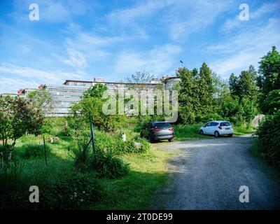 Strasbourg, France - 8 mai 2023 : le bâtiment de la Cour européenne des droits de l'homme est habilement encadré par des voitures garées, toutes vues depuis le point de vue du jardin communautaire de Strasbourg, en Alsace. Banque D'Images