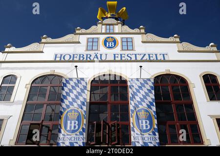 Munich, Allemagne - 1 octobre 2023. Tente Hofbrau à l'Oktoberfest 2023, la célèbre fête de la bière dans la culture bavaroise appelée d' Wiesn, à Munich Banque D'Images