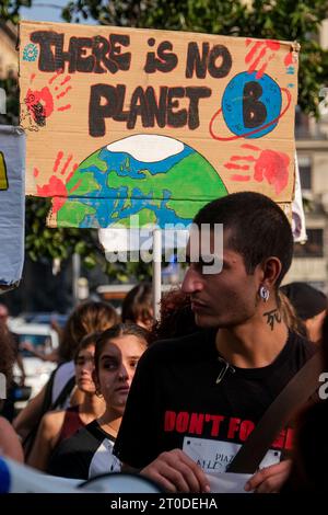 Vendredi pour l'avenir, étudiants, associations, mouvements, sur la place pour manifester contre le changement climatique à Naples le 8 2023 octobre. Banque D'Images