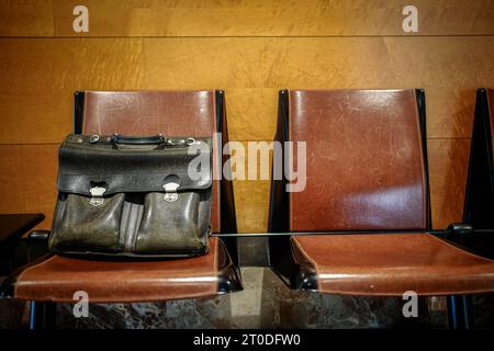 Grenade, Espagne. 06 octobre 2023. Le sac de la chancelière est sur une chaise au sommet informel de l'UE. Crédit : Kay Nietfeld/dpa/Alamy Live News Banque D'Images