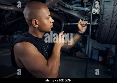 Support à rotule de démontage auto-mécanique concentré à l'aide d'une clé plate Banque D'Images