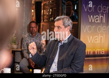 Ministerpräsident Markus Söder ( CSU ) BEI der ZDF Morgenmagazin zur Bayerischen Landtagswahl im Paulaner Nockherberg am 6.10.2023 in München. -- le ministre président Markus Söder ( CSU ) au ZDF Morning Magazine sur les élections de l'État bavarois au Paulaner Nockherberg le 6 octobre 2023 à Munich, en Allemagne. (Photo Alexander Pohl/Sipa USA) crédit : SIPA USA/Alamy Live News Banque D'Images