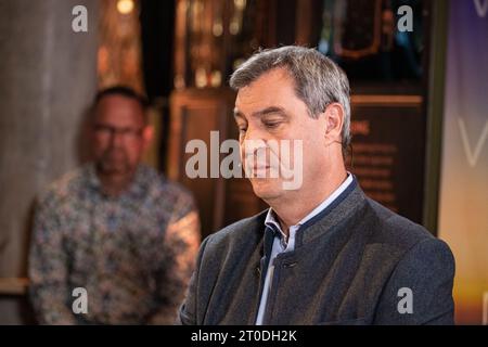 Ministerpräsident Markus Söder ( CSU ) BEI der ZDF Morgenmagazin zur Bayerischen Landtagswahl im Paulaner Nockherberg am 6.10.2023 in München. -- le ministre président Markus Söder ( CSU ) au ZDF Morning Magazine sur les élections de l'État bavarois au Paulaner Nockherberg le 6 octobre 2023 à Munich, en Allemagne. (Photo Alexander Pohl/Sipa USA) crédit : SIPA USA/Alamy Live News Banque D'Images