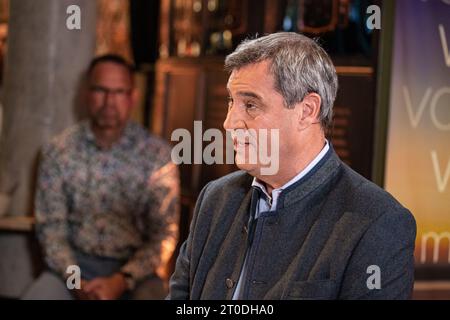 Ministerpräsident Markus Söder ( CSU ) BEI der ZDF Morgenmagazin zur Bayerischen Landtagswahl im Paulaner Nockherberg am 6.10.2023 in München. -- le ministre président Markus Söder ( CSU ) au ZDF Morning Magazine sur les élections de l'État bavarois au Paulaner Nockherberg le 6 octobre 2023 à Munich, en Allemagne. (Photo Alexander Pohl/Sipa USA) crédit : SIPA USA/Alamy Live News Banque D'Images