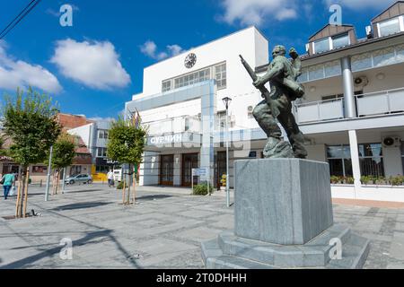 Surcin, Serbie - 01 septembre 2023 : le centre de la municipalité de Surčin, région de Belgrade, place principale Banque D'Images
