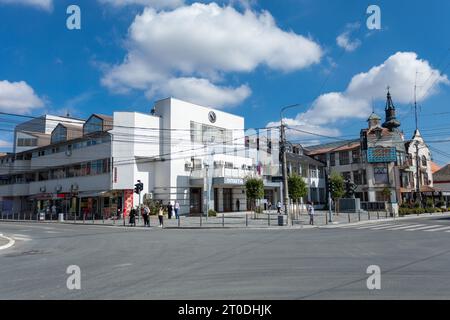 Surcin, Serbie - 01 septembre 2023 : le centre de la municipalité de Surčin, région de Belgrade, place principale Banque D'Images