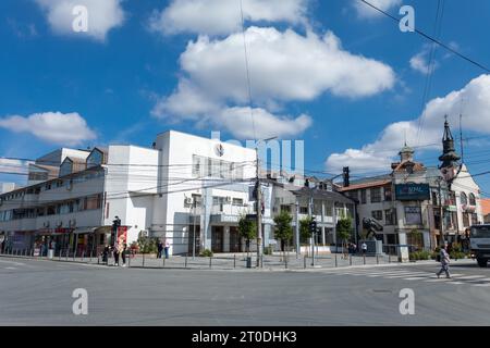 Surcin, Serbie - 01 septembre 2023 : le centre de la municipalité de Surčin, région de Belgrade, place principale Banque D'Images