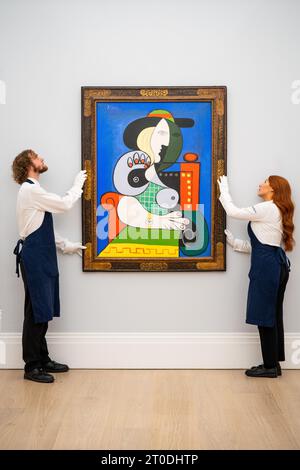 Le chef-d'œuvre Femme à la montre de Pablo Picasso en 1932 est exposé chez Sotheby's à Londres, alors qu'il est exposé pour la première fois en Europe. Estimée à plus de 120 millions de dollars et offerte par l’une des plus grandes mécènes et collectionneuses, Emily Fisher Landau, elle est l’une des œuvres les plus précieuses jamais offertes à la vente. Date de la photo : Vendredi 6 octobre 2023. Banque D'Images